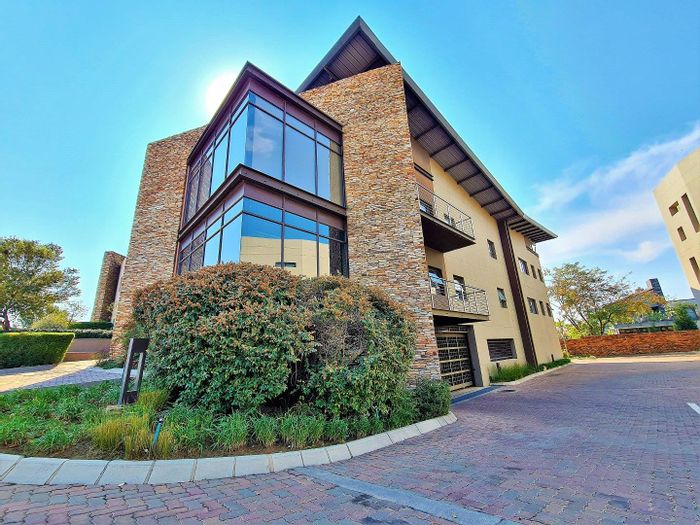 Fourways Office To Rent: Spacious layout, boardrooms, balcony, backup utilities.