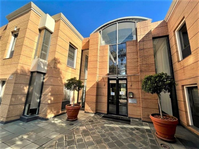 Houghton Estate Office To Rent: 150m², meeting rooms, prime location, easy access.