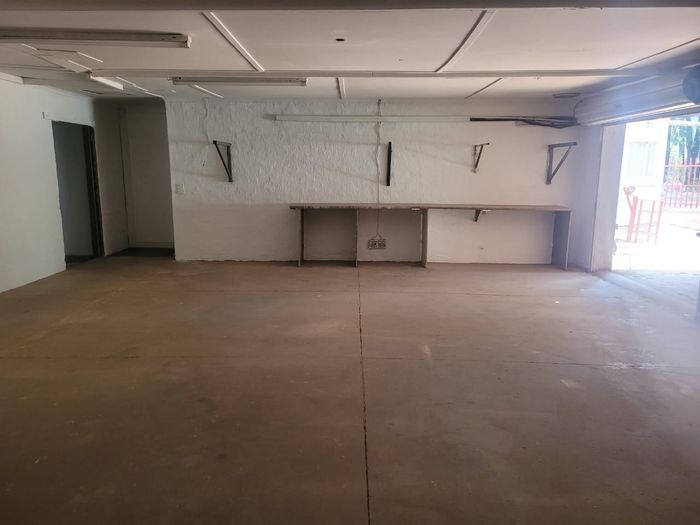 To Rent: 150m² Industrial space in Doornkloof with office, kitchen, and bathroom.