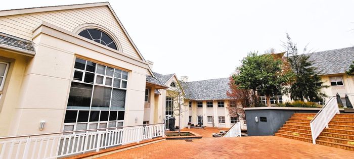 Bryanston Office To Rent: Fitted space, backup utilities, garden views, shopping access.