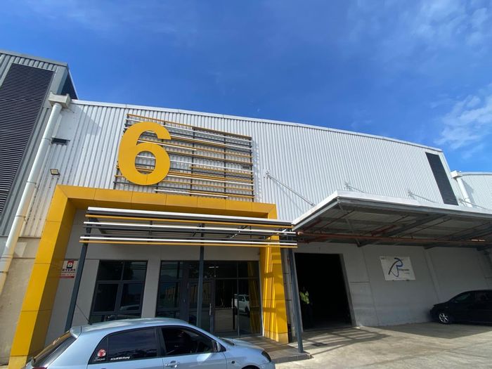 Industrial units to rent in Airport Industria with air-conditioned offices and 24-hour security.