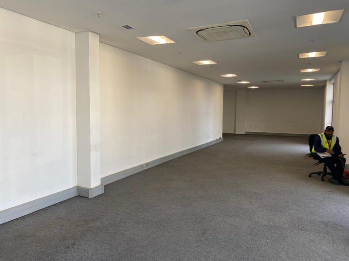 Industrial units to rent in Airport Industria with air-conditioned offices and 24-hour security.