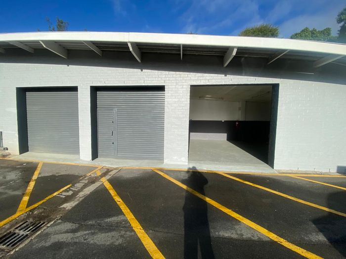 Industrial unit for rent in Woodstock with parking, office, and secure access.