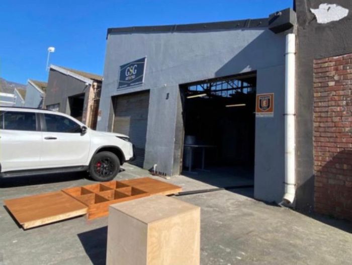 Industrial space to rent in Paarden Eiland, 411 m² with parking.