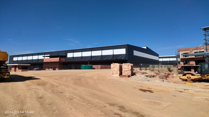 Industrial Warehouse To Rent in North Riding with customizable offices and ample parking.