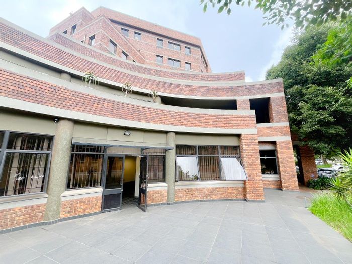 Parktown Office To Rent: Ground floor, 167m², backup power, security, amenities.