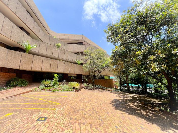 Parktown Office To Rent: Expansive grounds, high visibility, security, and transport access.