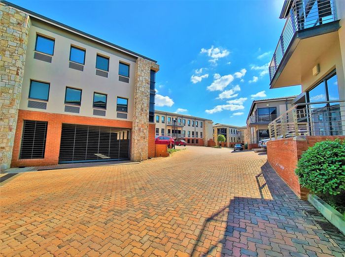 Fourways Office To Rent: Open plan, tenant allowance, 24-hour security, ample parking.