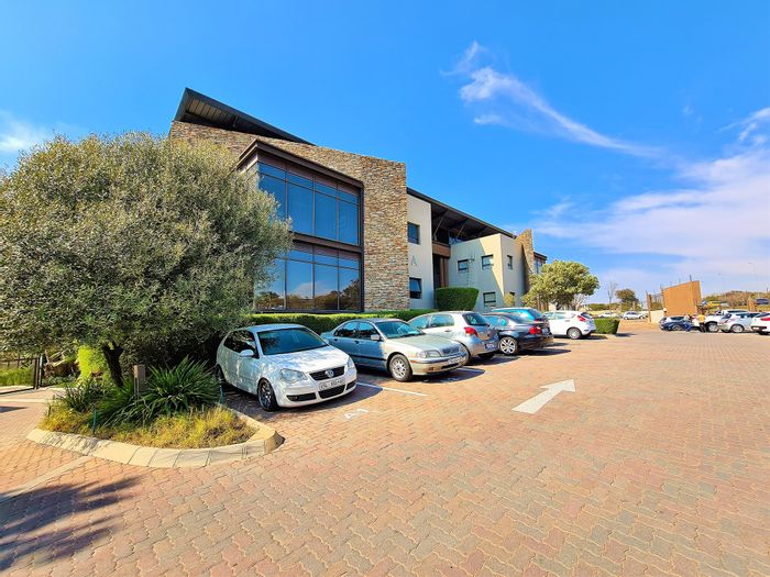 Fourways Office To Rent: Pre-Paid Electricity, Backup Power, Private Balcony, Fibre Ready.