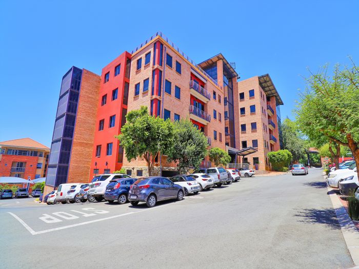 To Rent: Office in Constantia Kloof with ample parking and 24-hour security.