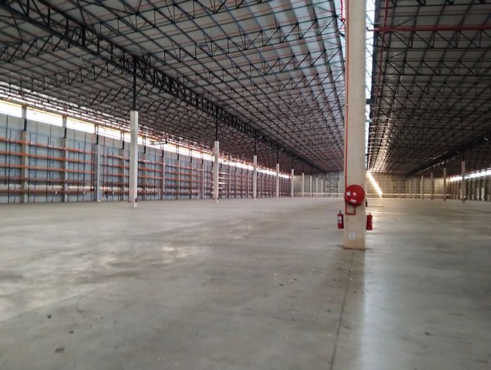 Cliffdale Industrial Property To Rent: 25,000m² warehouse, multiple roller doors, security.
