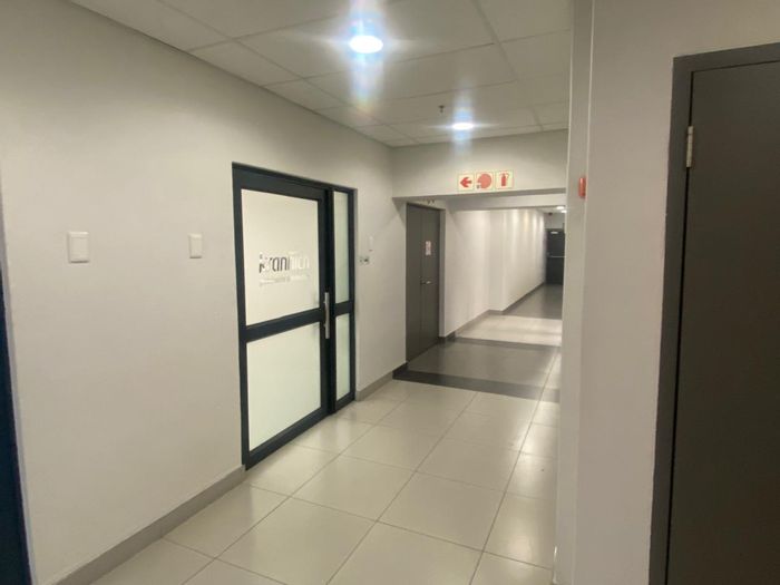 Office for sale in Cape Town City Centre: 164m², parking, tenanted or vacant.