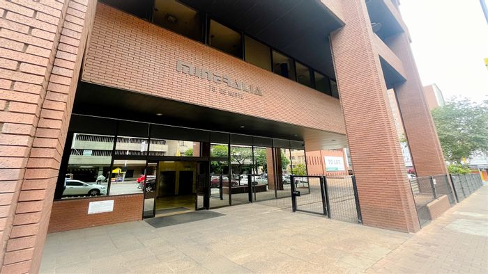 Office To Rent in Braamfontein: 1599m², high-speed internet, secure access, parking.