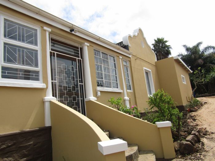 For Sale: Versatile Office Space in Humansdorp Central with Multiple Offices and Flatlet.