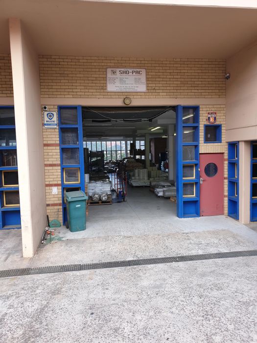 Industrial Warehouse To Rent in Pinetown Central with 479 m² and secure access.