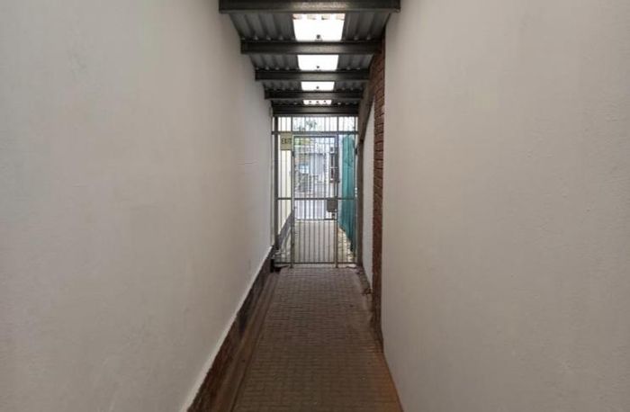 Wynberg Retail Space To Rent: Drive-in access, near public transport, 282 m².