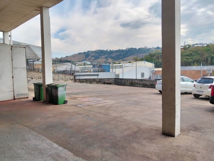 Industrial property in Westmead To Rent: 2 roller doors, large yard, 300Amps power.