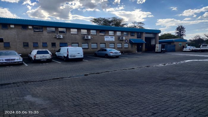 Industrial unit to rent in Kya Sands with secure access and ample parking.
