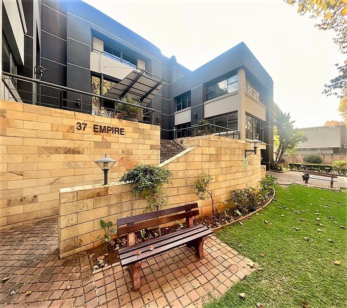 Parktown Office To Rent: 1500m², versatile layout, prime location, close to amenities.