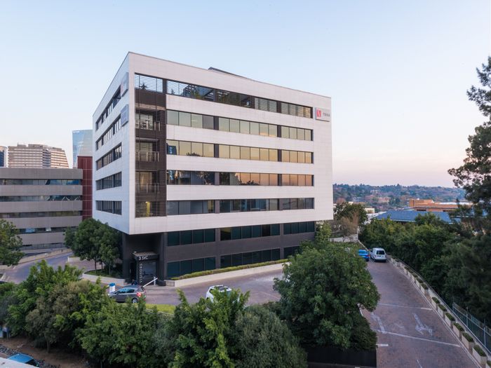 To Rent: Office in Sandown with kitchenette, green rating, and secure access.