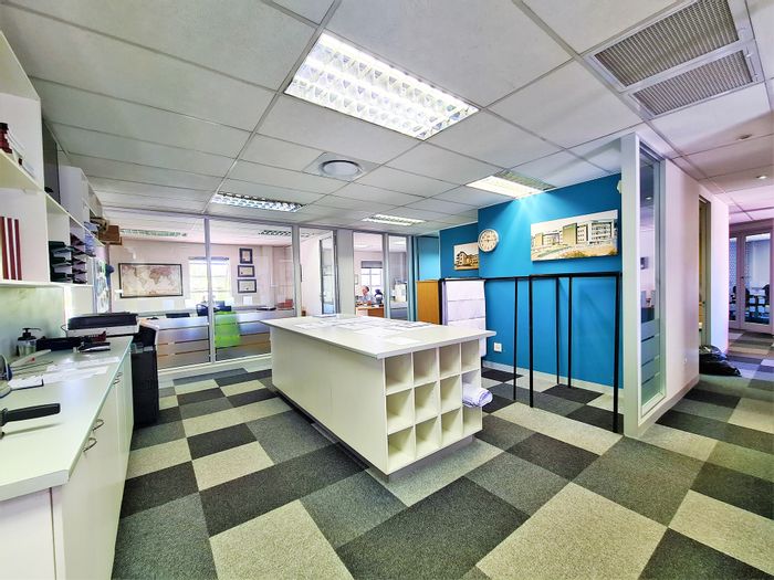 Fourways Office To Rent: Backup power, boardroom, balcony, and golf course views.