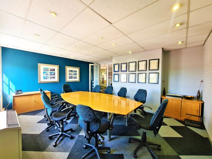 Fourways office to rent: backup power, boardroom, balcony, and golf course views.