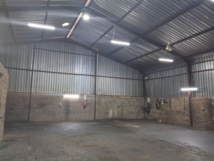 Industrial space to rent in Clayville East, 225m² with roller door access.