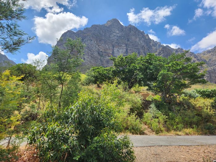 12ha agricultural farm for sale in Paarl Rural with borehole and valley views.