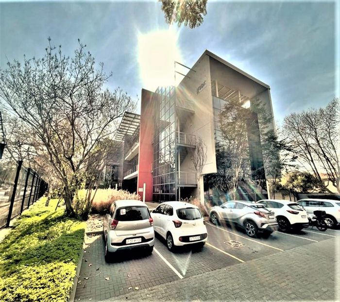 Spacious 821m² office in Houghton Estate, to rent with essential amenities.