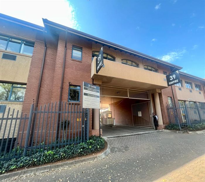 To Rent: 521m² Office in Parktown with backup power and secure parking.