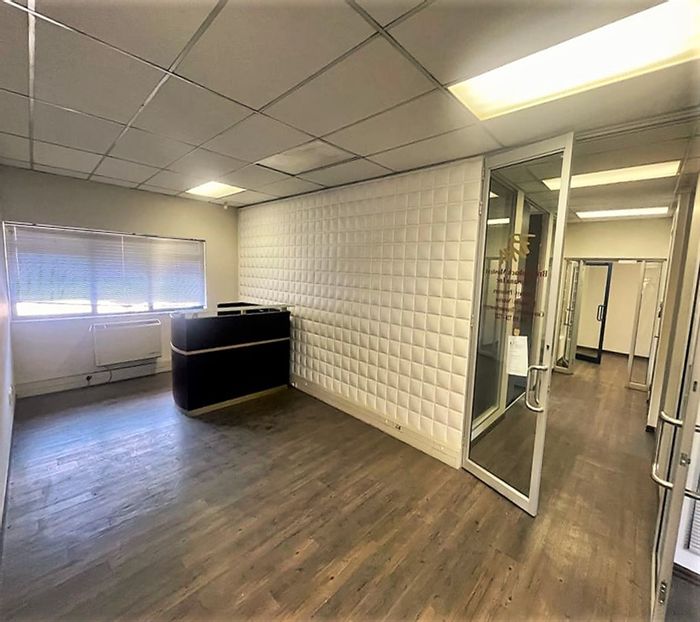 Parktown Office To Rent: 404m², secure parking, backup power, 24-hour security.
