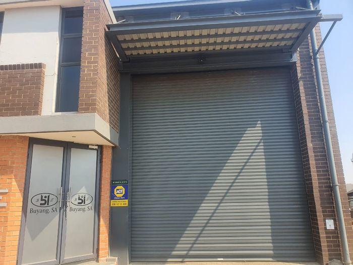 To Rent: 340m² Industrial Warehouse in Clayville with Reception and Office Space.