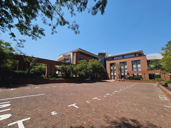 Woodmead Office To Rent: Open plan, patios, backup generator, lifestyle center access.