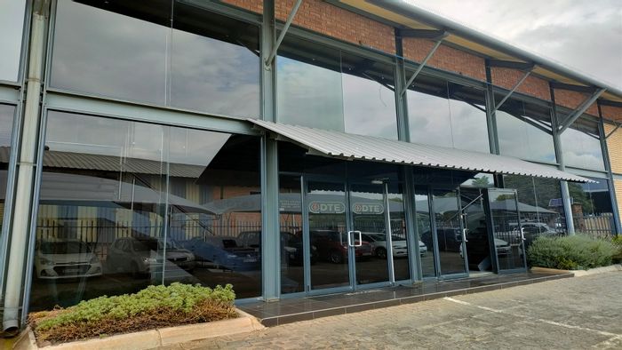 Industrial unit in North Riding to rent, features offices, warehouse, and security.