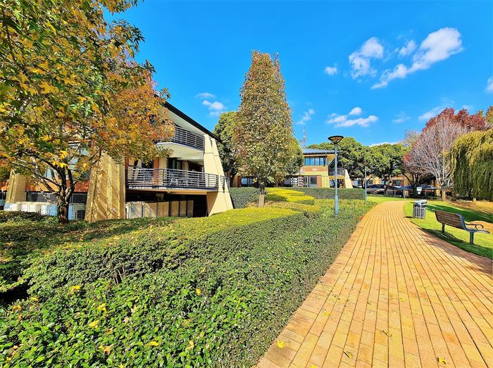 Office to Rent in Constantia Kloof: Open plan, boardroom, balcony, fibre ready.