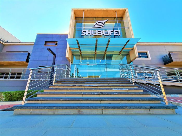 Fourways Office To Rent: Premium park, 24-hour security, ample parking, tenant allowance.