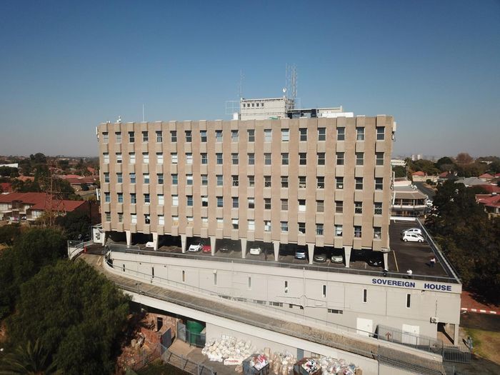 Office To Rent in Bedford Gardens: 24hr security, meeting rooms, parking, and fibre.