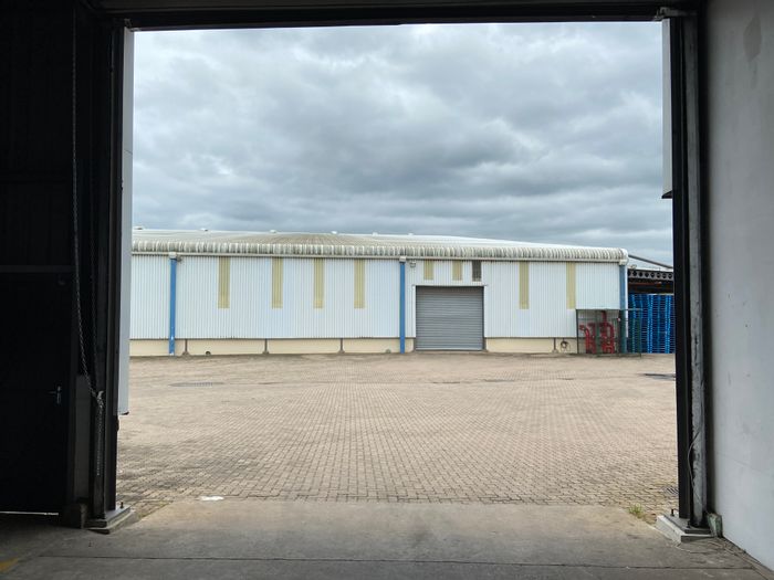 Industrial warehouse to rent in Shakas Head with secure access and ample space.