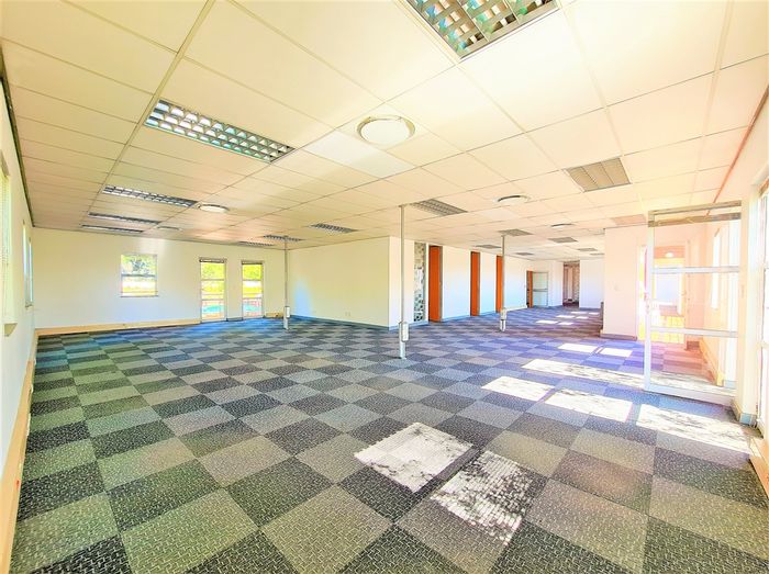 Fourways Office To Rent: 2 boardrooms, balconies, kitchen, 24-hour security, parking.