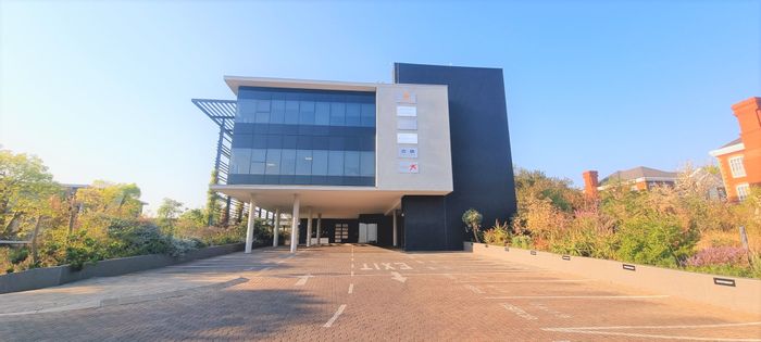 Bryanston Office To Rent: Full fitout, conference facility, running track, rooftop gardens.