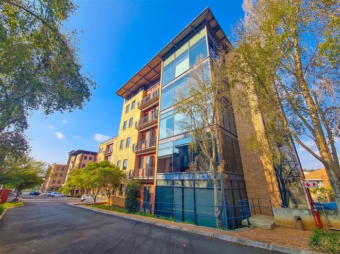 Office to Rent in Constantia Kloof: Boardrooms, private balconies, backup utilities, secure parking.