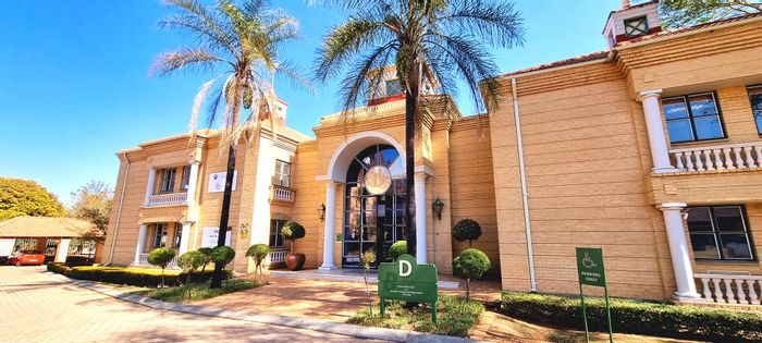 Bryanston Office To Rent: Backup systems, coffee shop, prime location, easy access.