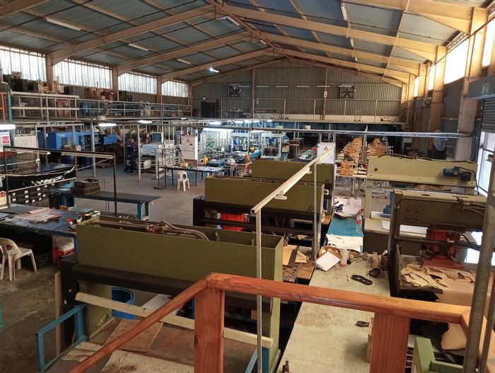Industrial warehouse with office, high ceilings, 3-phase power in Ashley To Rent.