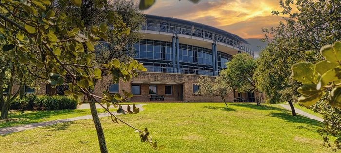 Office to Rent in Woodmead: White boxed space, backup systems, lifestyle centre amenities.