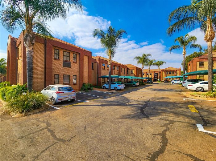 Office to Rent in Allen's Nek: 114m² with private kitchen and restrooms.