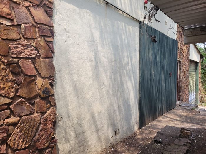 Industrial Warehouse To Rent in Irene - 100m², kitchen, prime location.