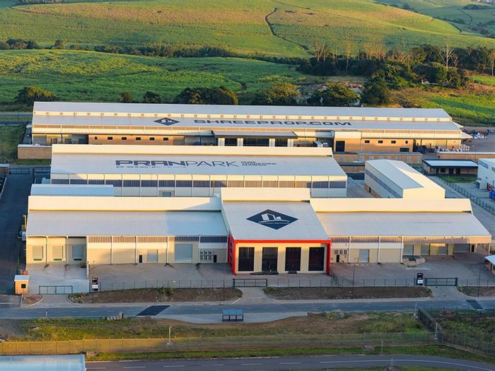 Industrial property in La Mercy Central to rent, 6,539 m² warehouse, office space.