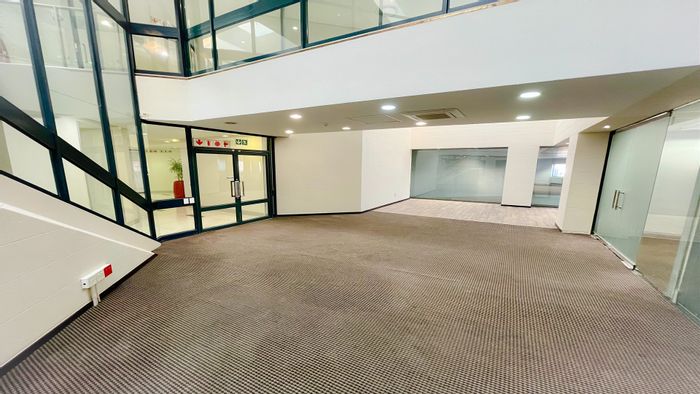 Parktown Office To Rent: 474m², 24-hour security, communal gardens, easy transport access.
