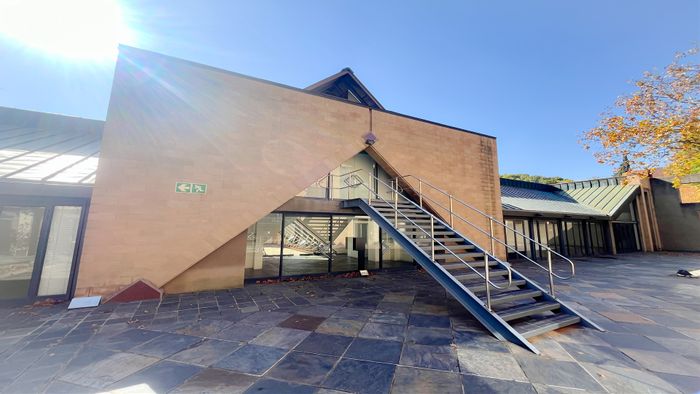 Adaptable office space in Parktown, To Rent, with backup utilities and high-speed internet.