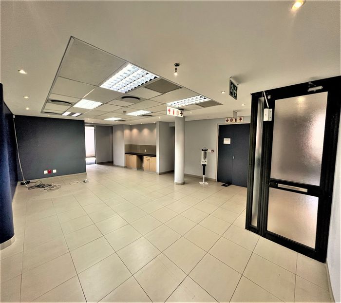 Spacious 2800m² office in Parktown with prime location and ample amenities. To Rent.